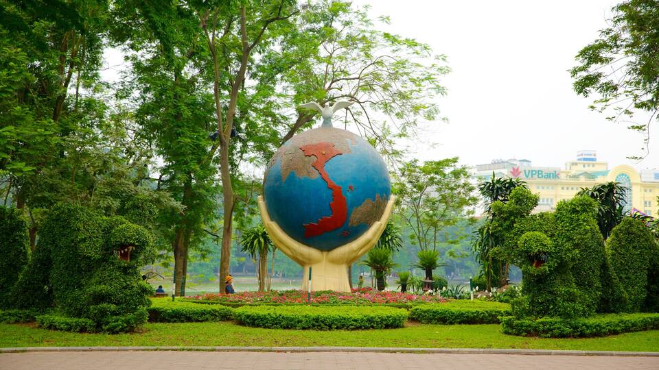 Hoan Kiem que inclui um parque e arte ao ar livre
