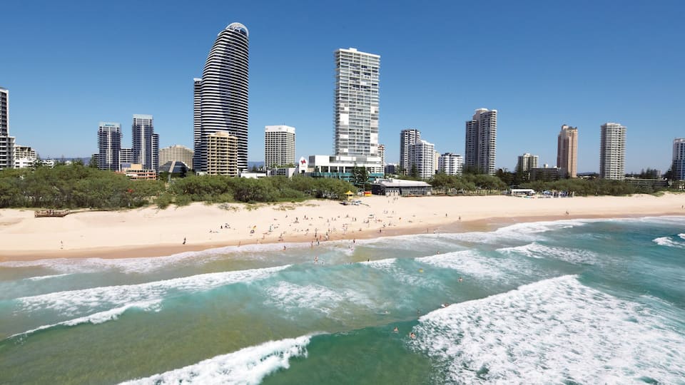 Broadbeach presenterar skyline, ett höghus och en strand