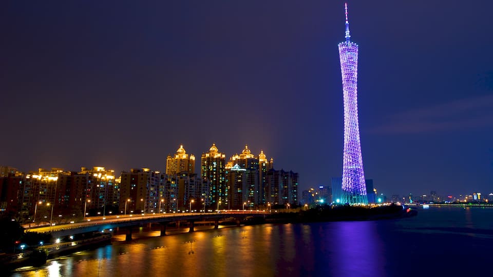 Canton Tower som omfatter moderne arkitektur, det centrale forretningsområde og en by
