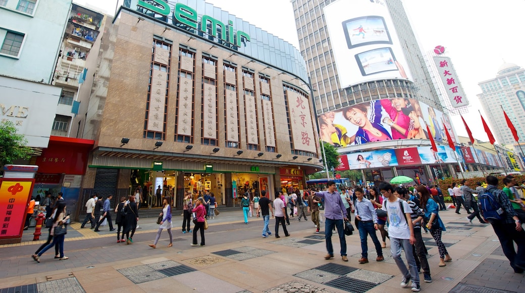 Beijing Road Pedestrian Street mit einem Wolkenkratzer, Straßenszenen und Stadt