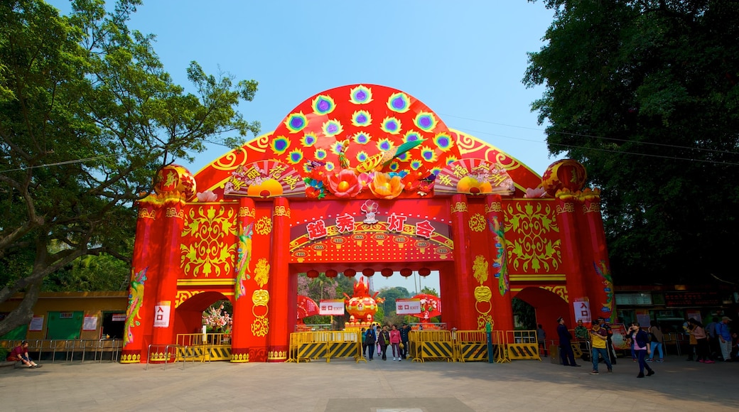 Yuexiu Park featuring rides and a garden