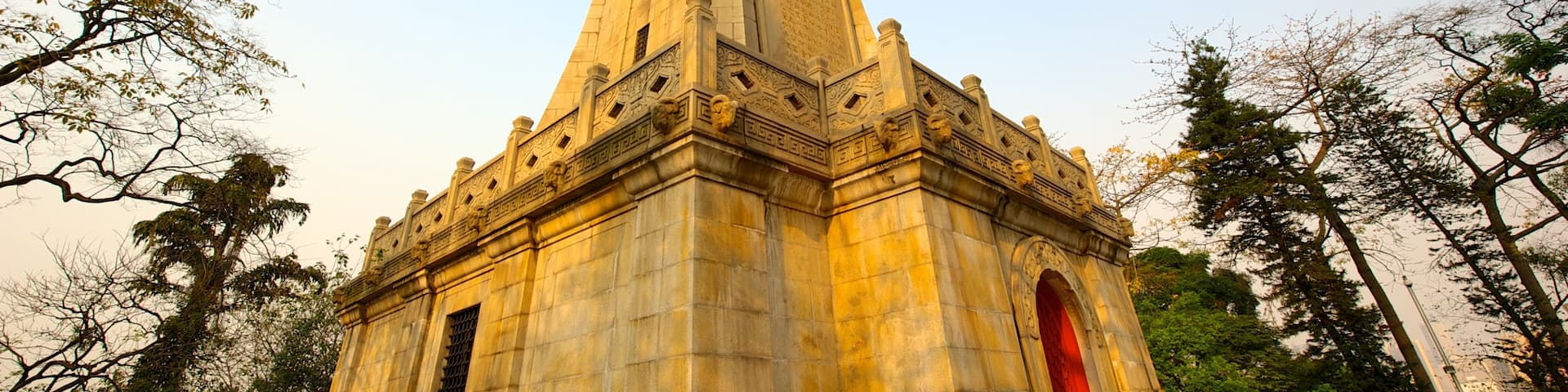 Yuexiu Park featuring heritage architecture
