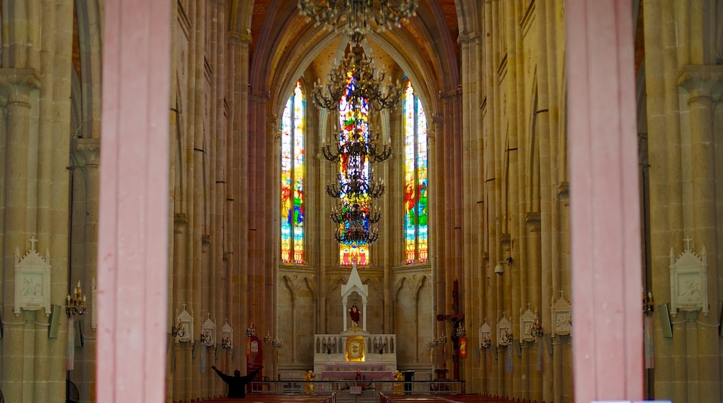 Catedral del Sagrado Corazón mostrando aspectos religiosos, una iglesia o catedral y vistas interiores