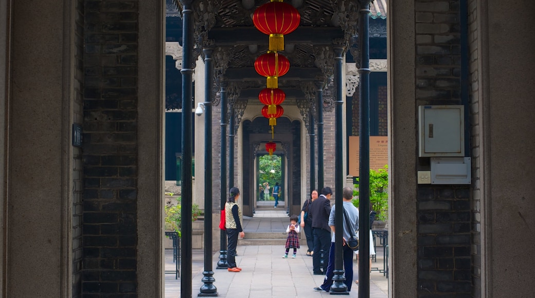 Museo de Arte Popular de Guangdong ofreciendo vistas interiores, un templo o lugar de culto y escenas urbanas