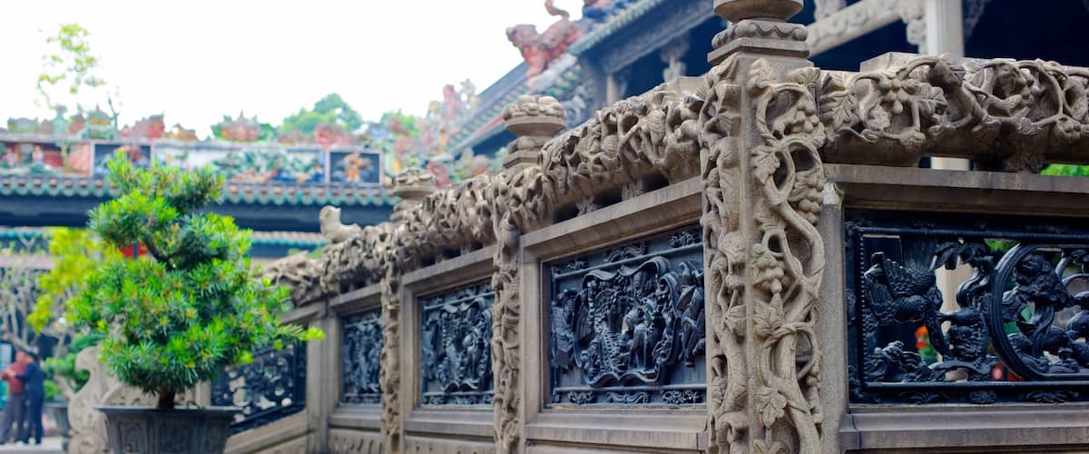 Guangdong Folk Art Museum which includes a temple or place of worship