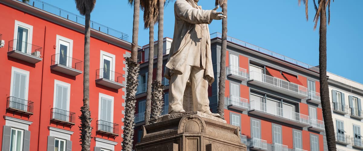 Chiaia featuring a statue or sculpture