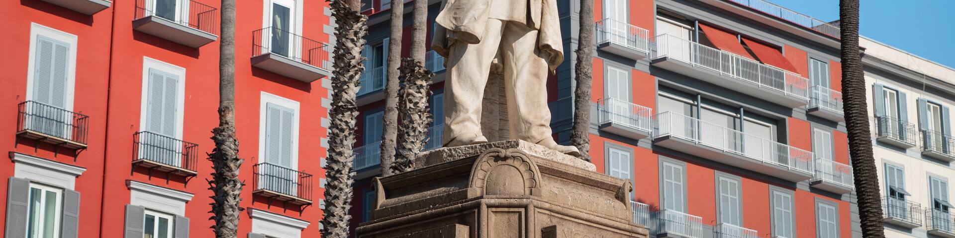 Chiaia featuring a statue or sculpture