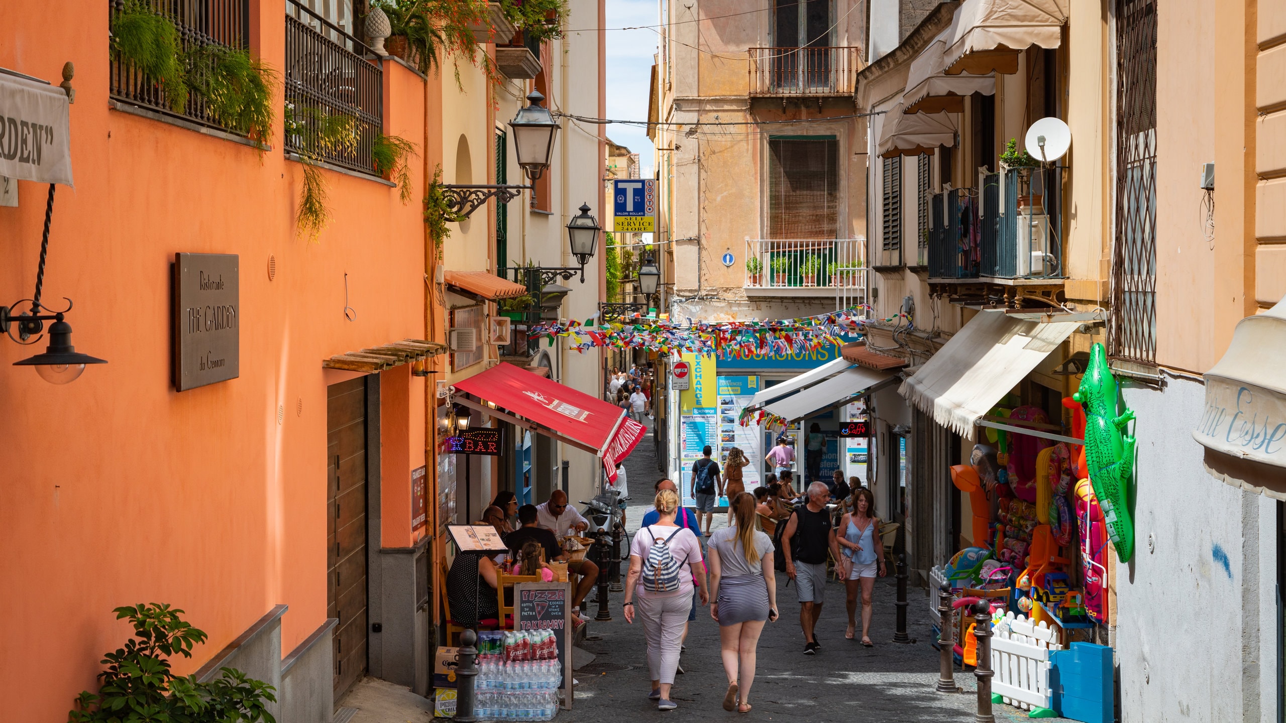 Sorrento City Centre showing street scenes as well as a couple