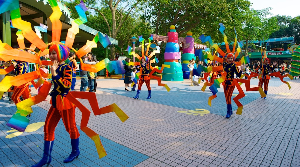 Chimelong Paradise showing a square or plaza, street performance and rides