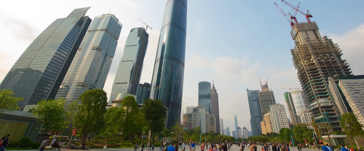 Cantón ofreciendo arquitectura moderna, una ciudad y un parque o plaza