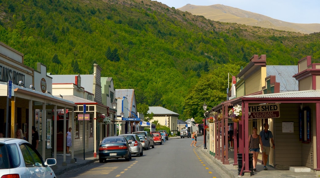 Arrowtown featuring street scenes and a small town or village