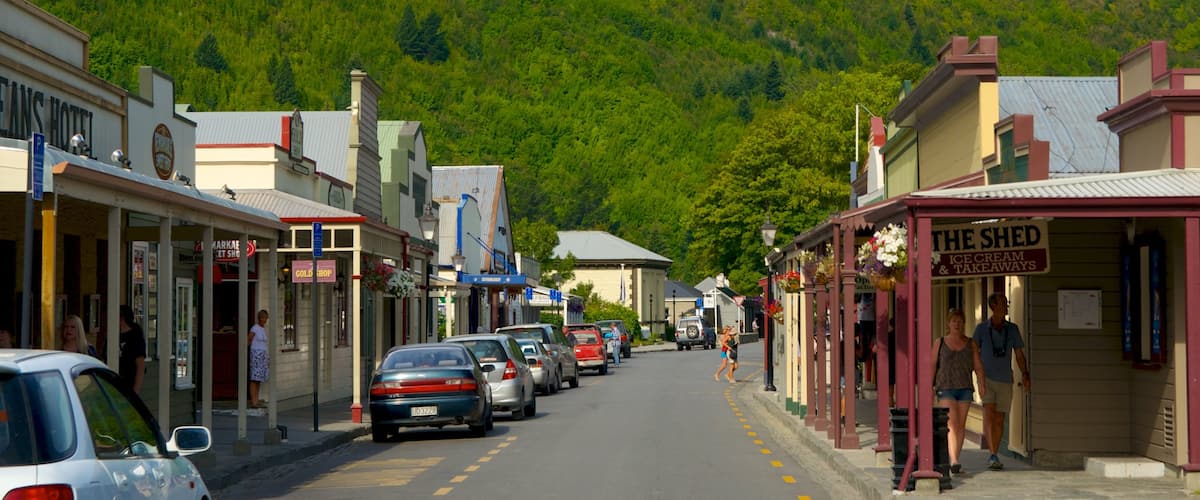 Arrowtown que incluye una pequeña ciudad o pueblo y escenas urbanas