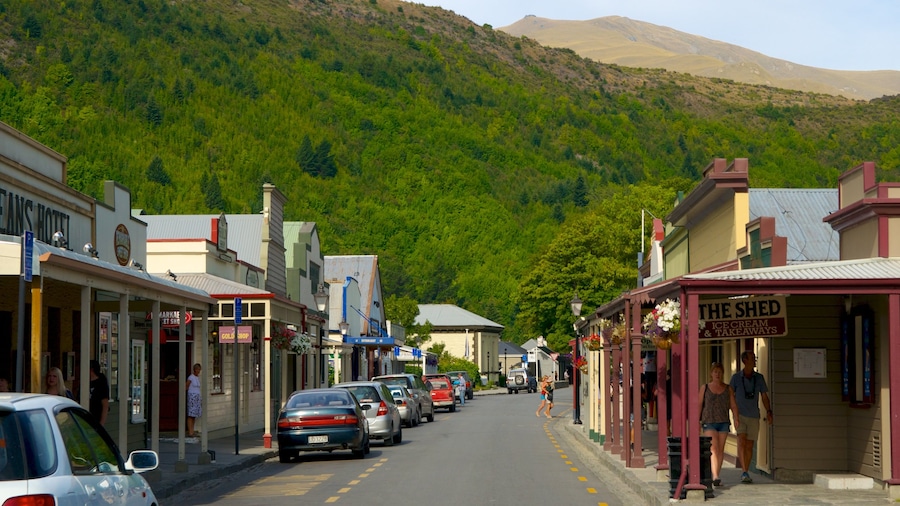 Arrowtown que incluye un pueblo y escenas cotidianas