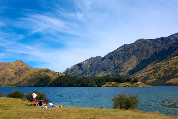 Queenstown das einen See oder Wasserstelle, Picknicken und Landschaften