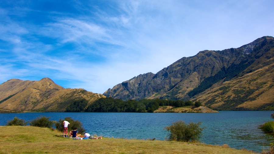 Queenstown showing mountains, landscape views and picnicing