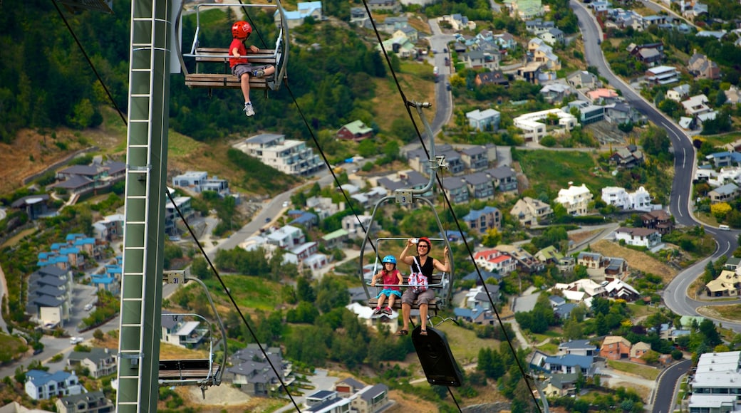 Skyline Gondola showing a gondola as well as a family