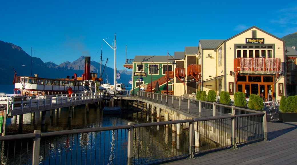 Steamer Wharf mostrando una ciudad costera