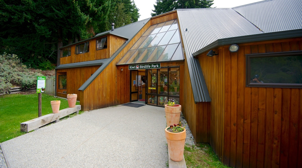 Kiwi and Birdlife Park toont moderne architectuur en een huis