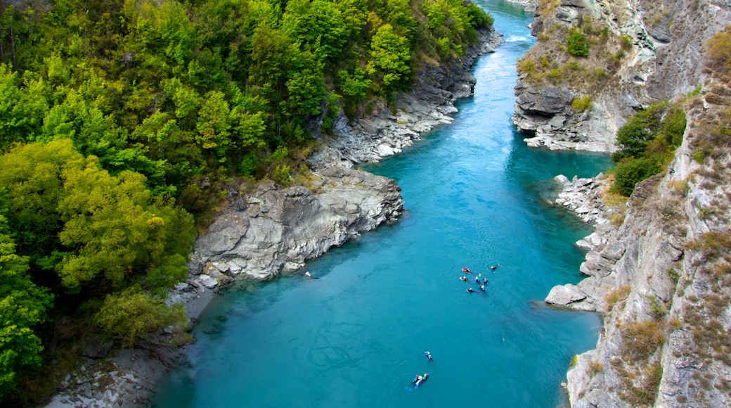 สะพานแขวน Kawarau แสดง แม่น้ำหรือลำธาร