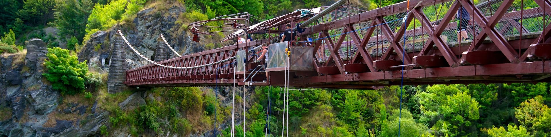 Kawarau Suspension Bridge which includes a suspension bridge or treetop walkway and bungee jumping