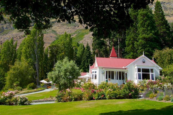 Walter Peak High Country Farm showing tranquil scenes