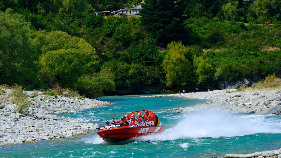 Queenstown som visar båtkörning och en å eller flod