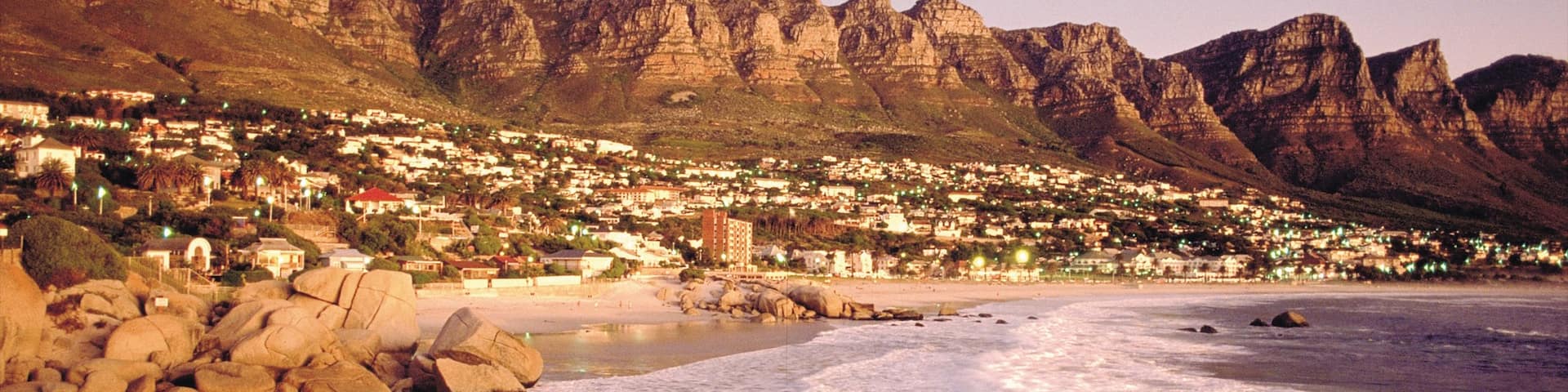 Camps Bay som viser udsigt over kystområde, bjerge og udsigt over landskaber