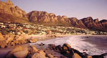 Camps Bay presenterar berg, kustutsikter och en kuststad