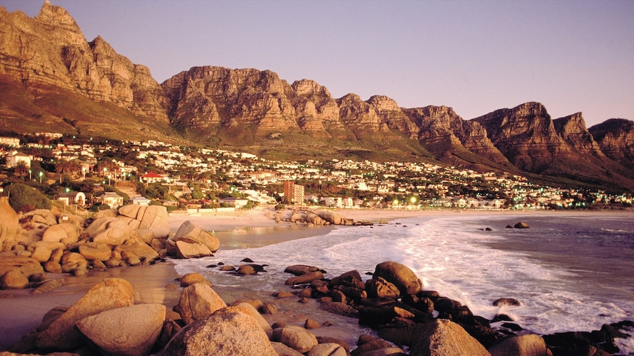 Camps Bay presenterar berg, kustutsikter och en kuststad
