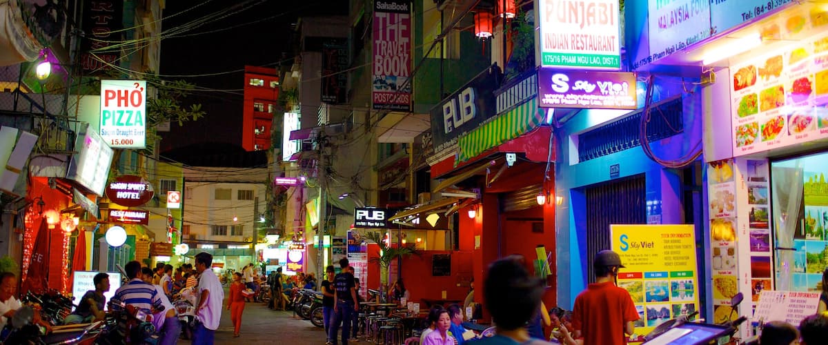 Ho Chi Minh City que incluye escenas urbanas, una ciudad y señalización