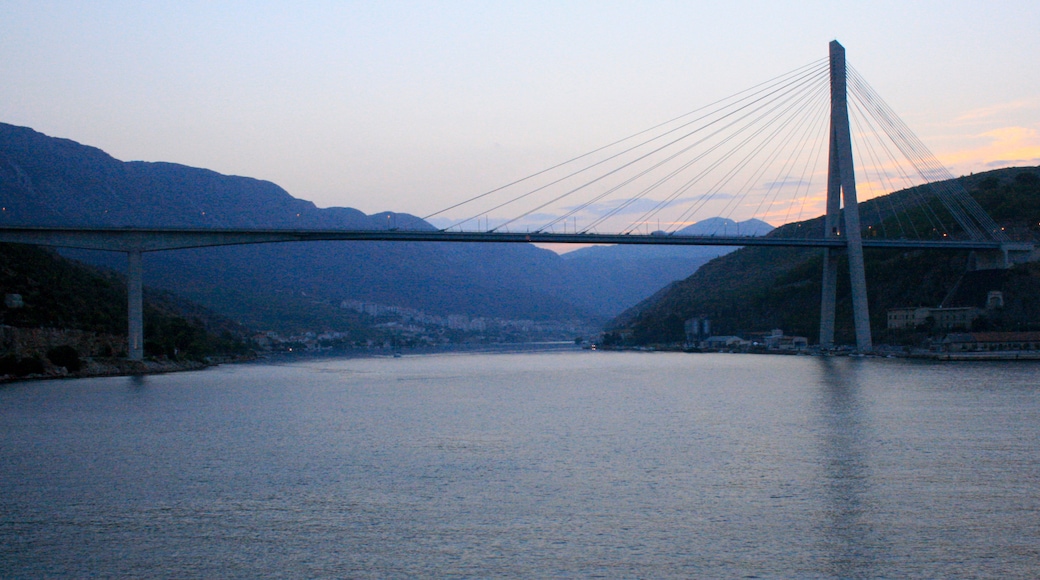 Porto di Gruz mostrando ponte sospeso o ponte tra gli alberi, vista del paesaggio e baia e porto