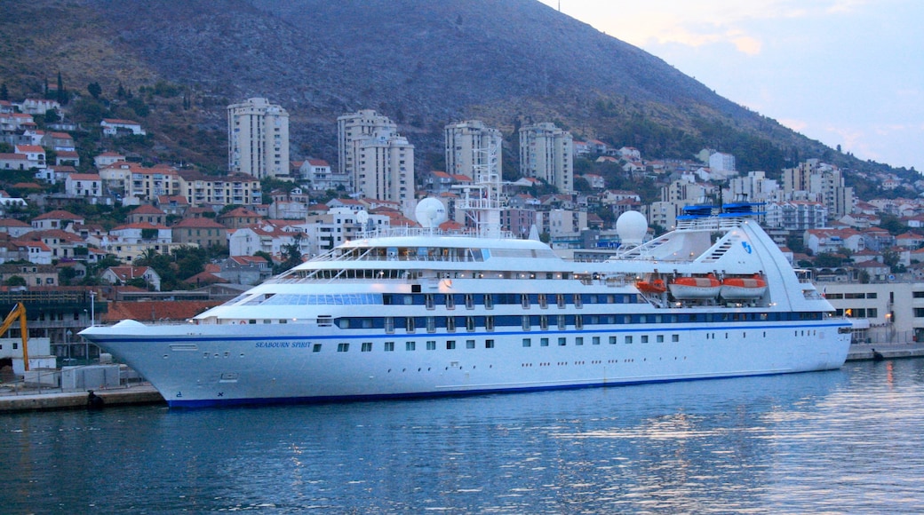 Puerto de Gruž que incluye crucero y una bahía o puerto