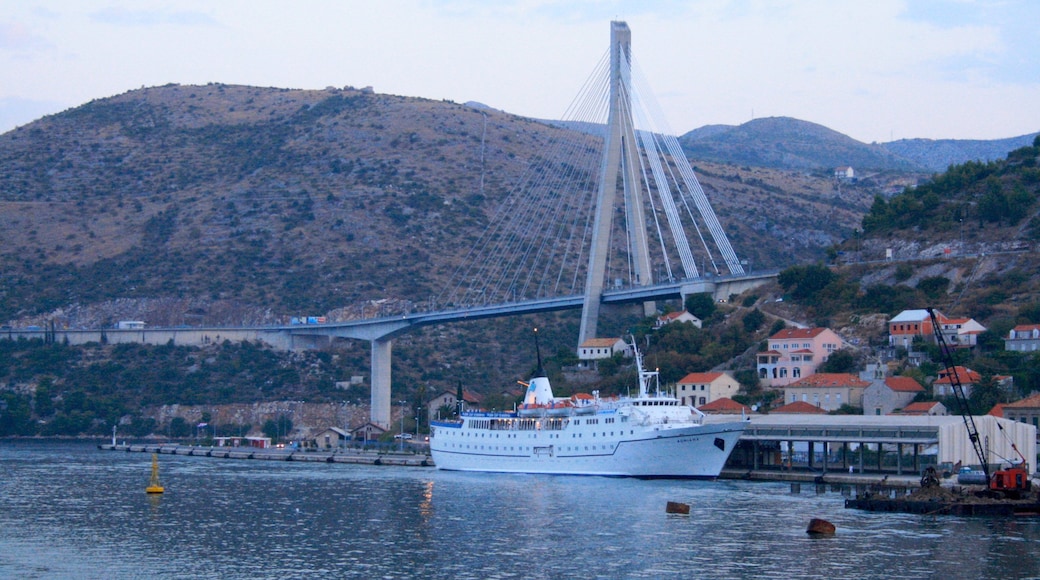 Haven van Gruz bevat bergen, een jachthaven en cruises