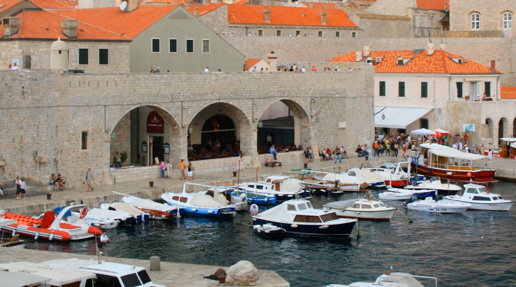 Haven van Gruz bevat een kuststadje, historische architectuur en een baai of haven