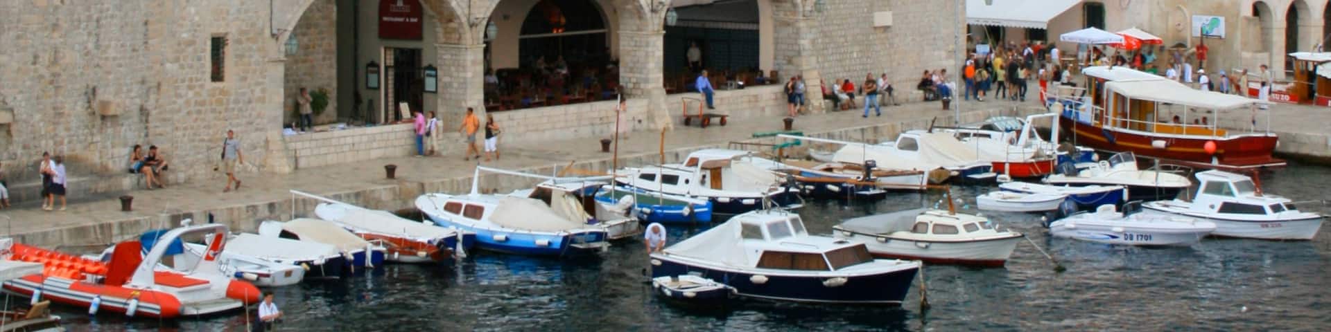 Hafen Gruž welches beinhaltet Bootfahren, Bucht oder Hafen und historische Architektur