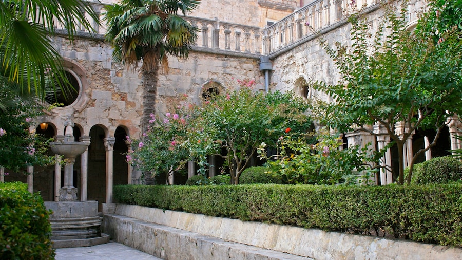 Palacio del Rector que incluye jardín, un castillo y arquitectura patrimonial