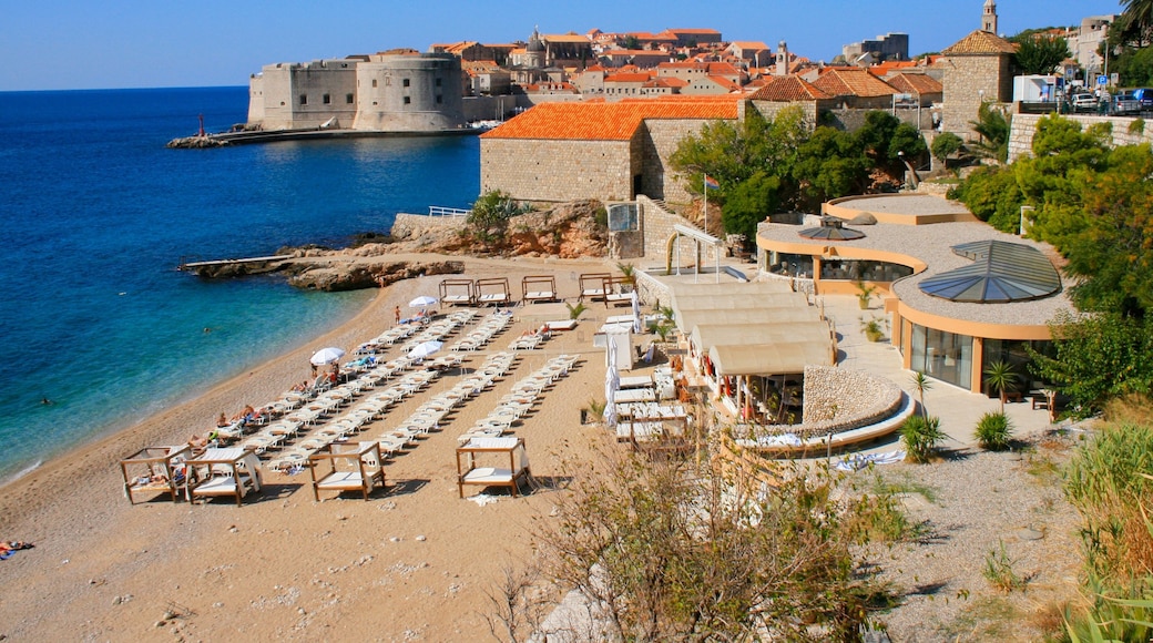 Banje Beach which includes a coastal town and a bay or harbour