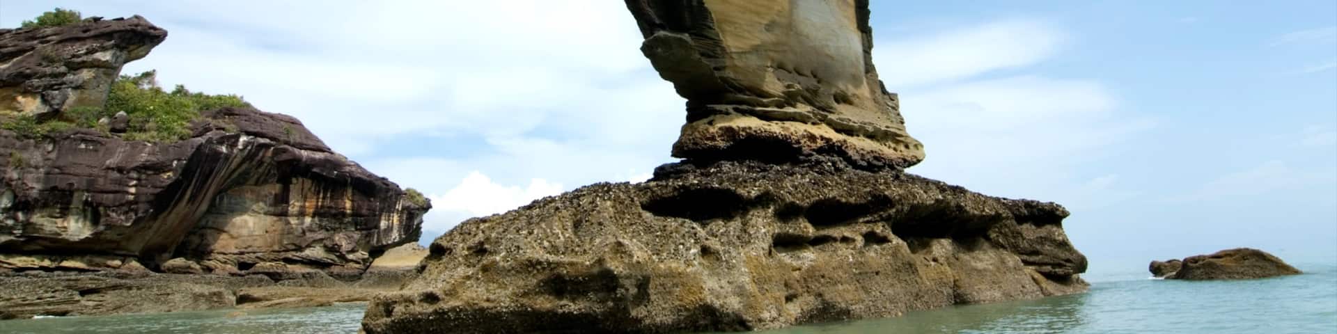 Bako National Park showing tropical scenes and rocky coastline