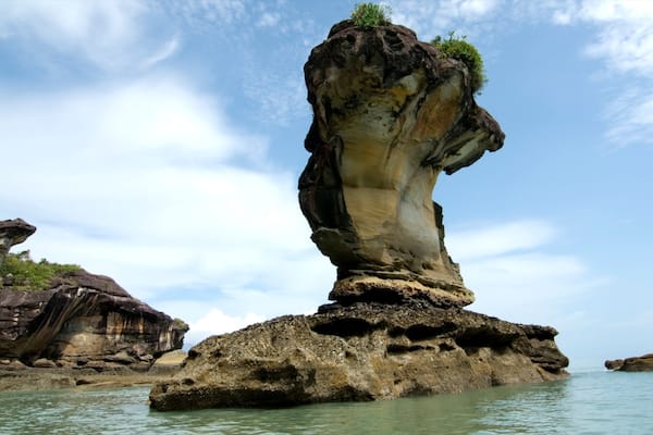 Nationalpark Bako das einen Felsküste und tropische Szenerien