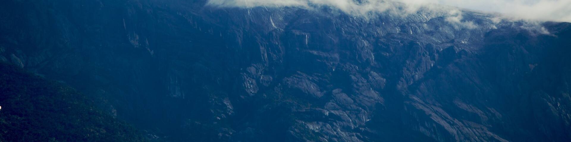 Kinabalu-Nationalpark das einen Berge und Nebel