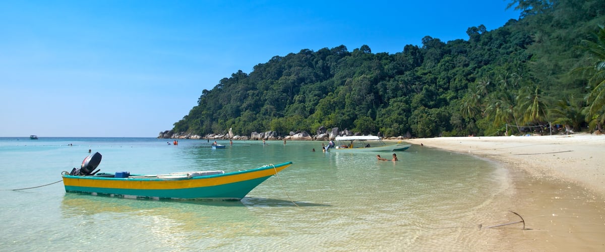 Pulau Perhentian Besar mostrando natación, vistas de paisajes y una playa