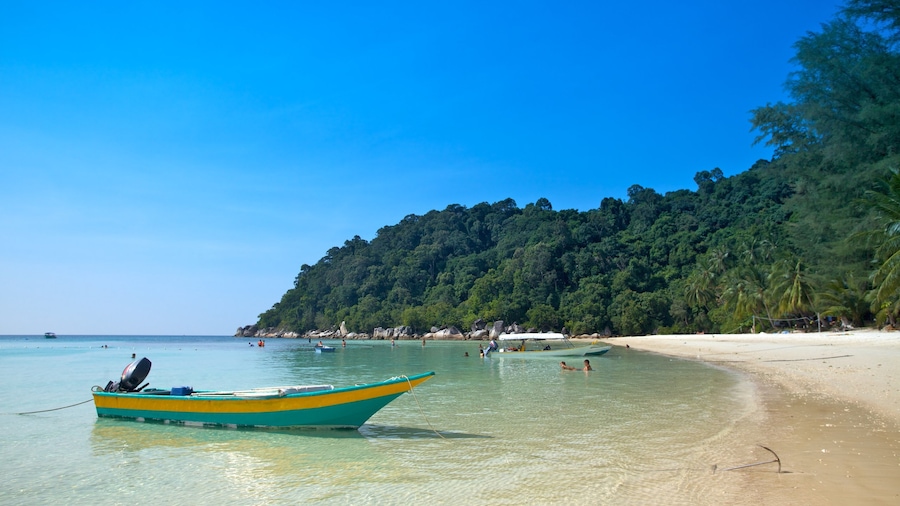 Pulau Perhentian Besar caracterizando natação, uma praia de areia e paisagem