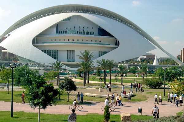 Palais des Arts Reina Sofía montrant ville, château et vélo