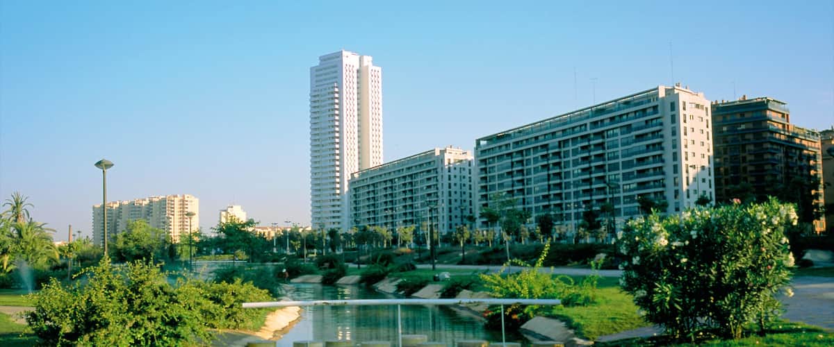 Jardín del Turia toont een tuin, een wolkenkrabber en een stad
