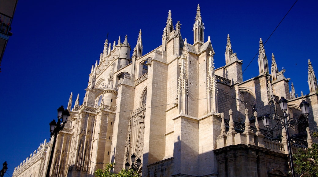 Alcázar que inclui uma igreja ou catedral e elementos religiosos