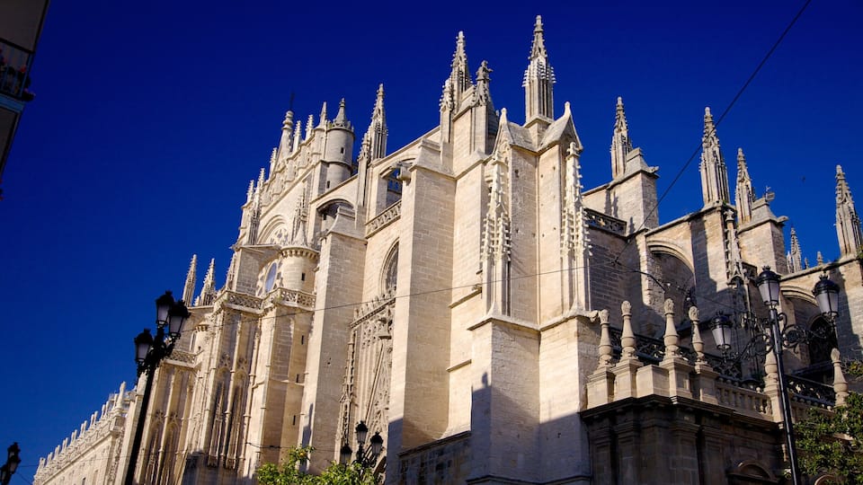 Alcázar mostrando elementos religiosos y una iglesia o catedral