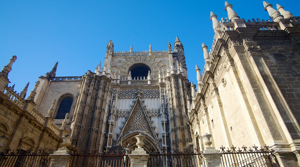 Alcazar montrant ville, église ou cathédrale et patrimoine architectural