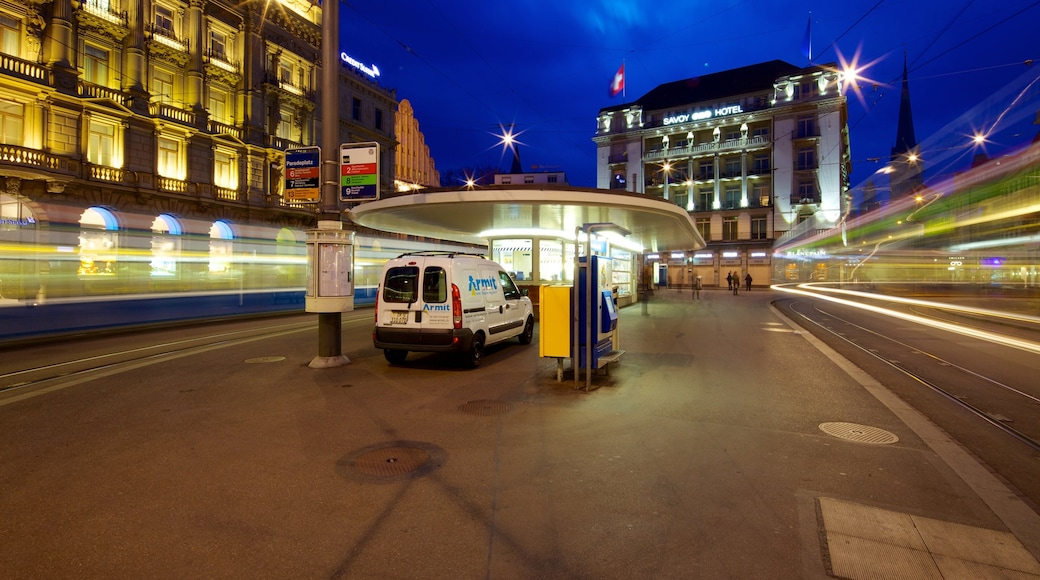 Bahnhofstrasse ofreciendo escenas nocturnas, una ciudad y arquitectura moderna