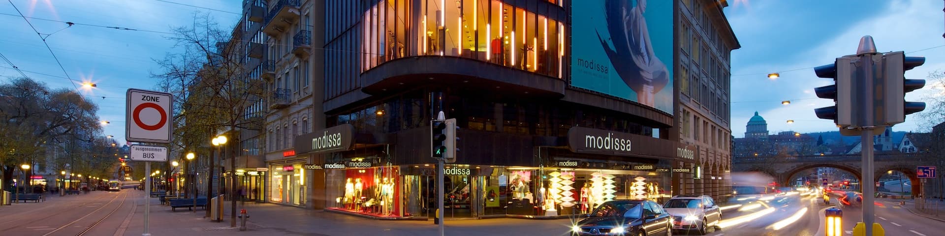 Bahnhofstrasse das einen Stadt, moderne Architektur und Straßenszenen