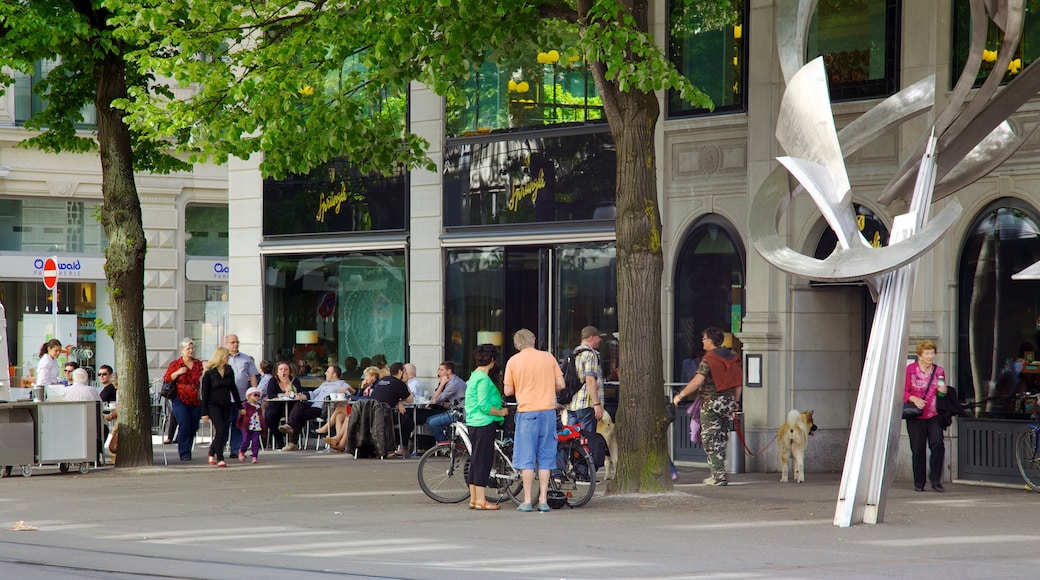 Paradeplatz que incluye escenas urbanas y ciclismo y también un gran grupo de personas